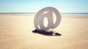 znak email w tle plaża