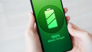 ekran z ikoną baterii smartfona