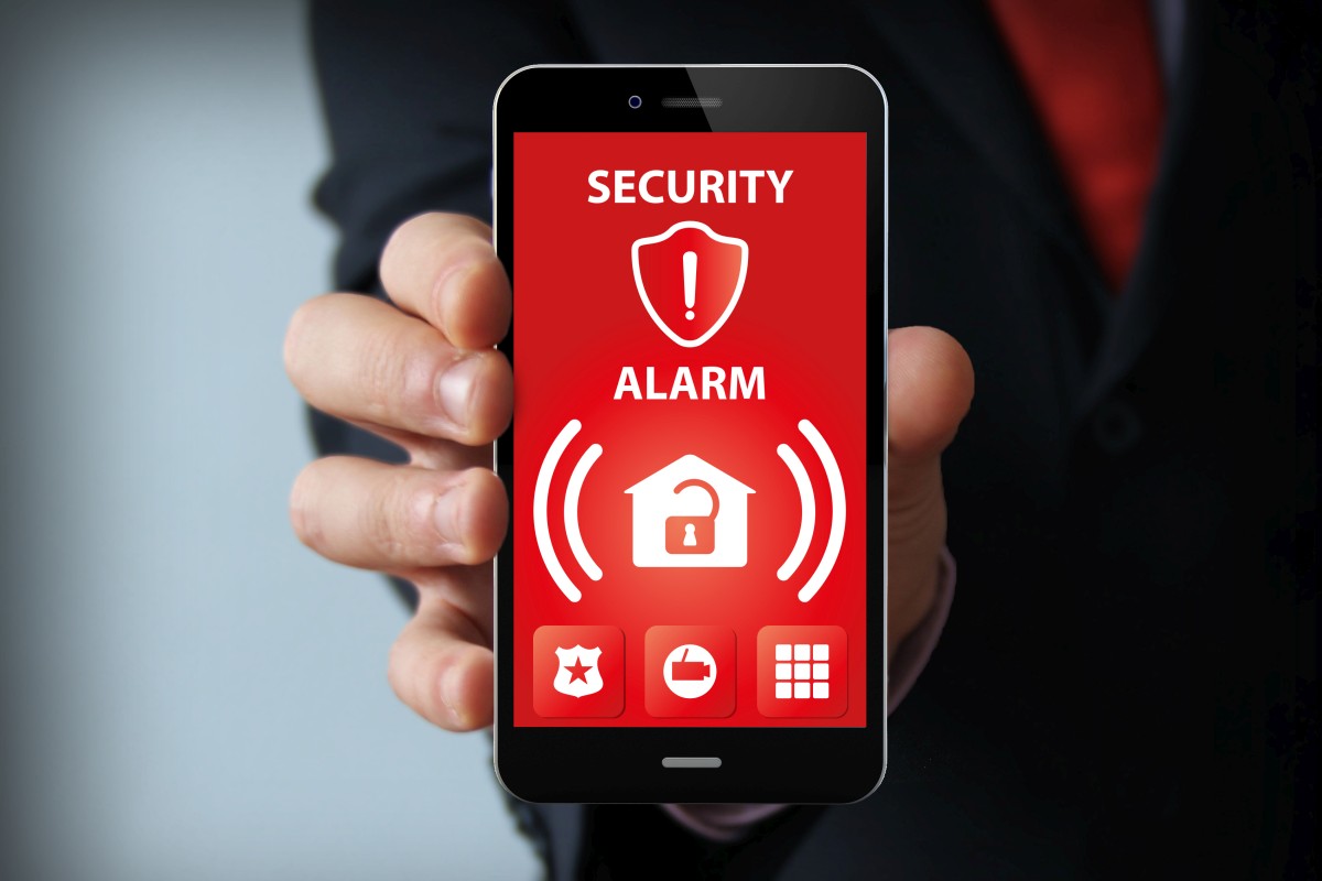 napis security alarm na smartfonie