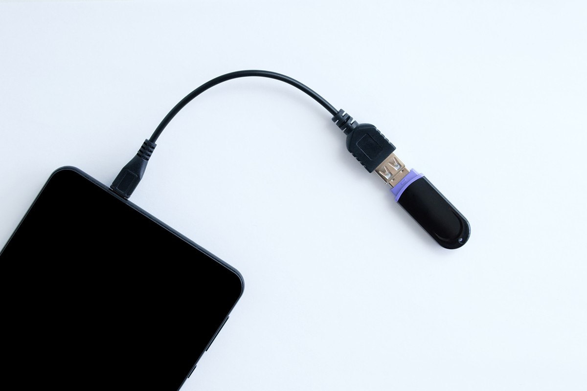 smartfon USB OTG z podpiętym pendrive