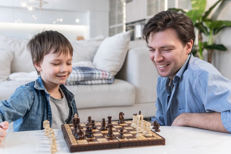 ojciec z synem grają w szachy