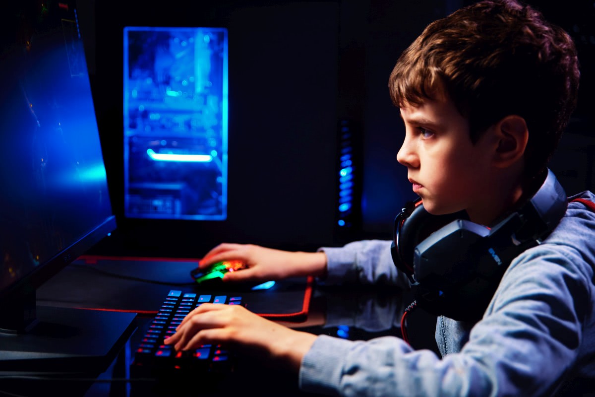 chłopiec gra na komputerze