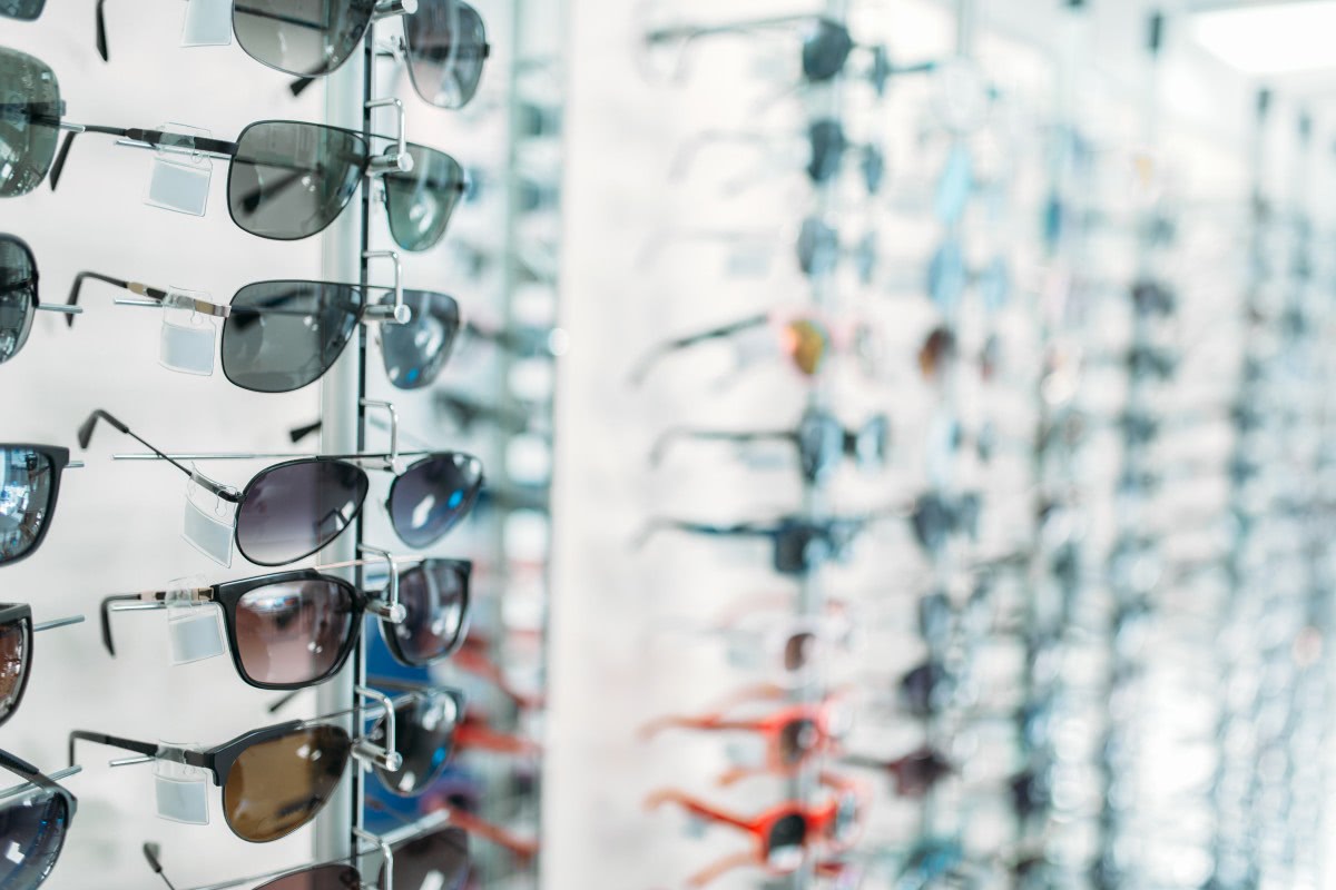 duży wybór okularów przeciwsłonecznych