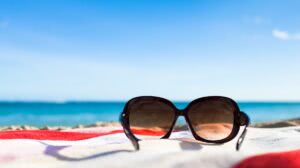 okulary przeciwsłoneczne na plaży