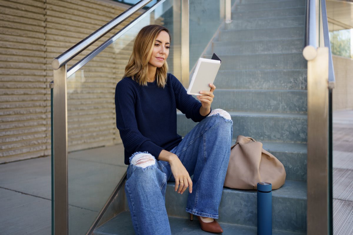 kobieta używa czytnika e-booków