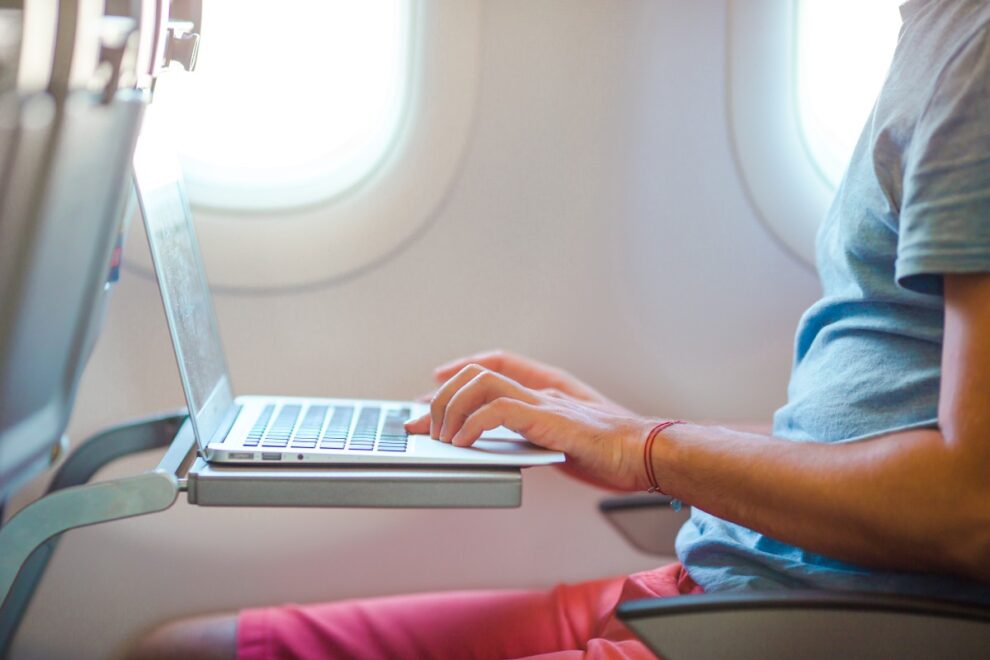 laptop w samolocie