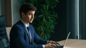 businessman na laptopie