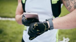 rękawiczki i smartfon